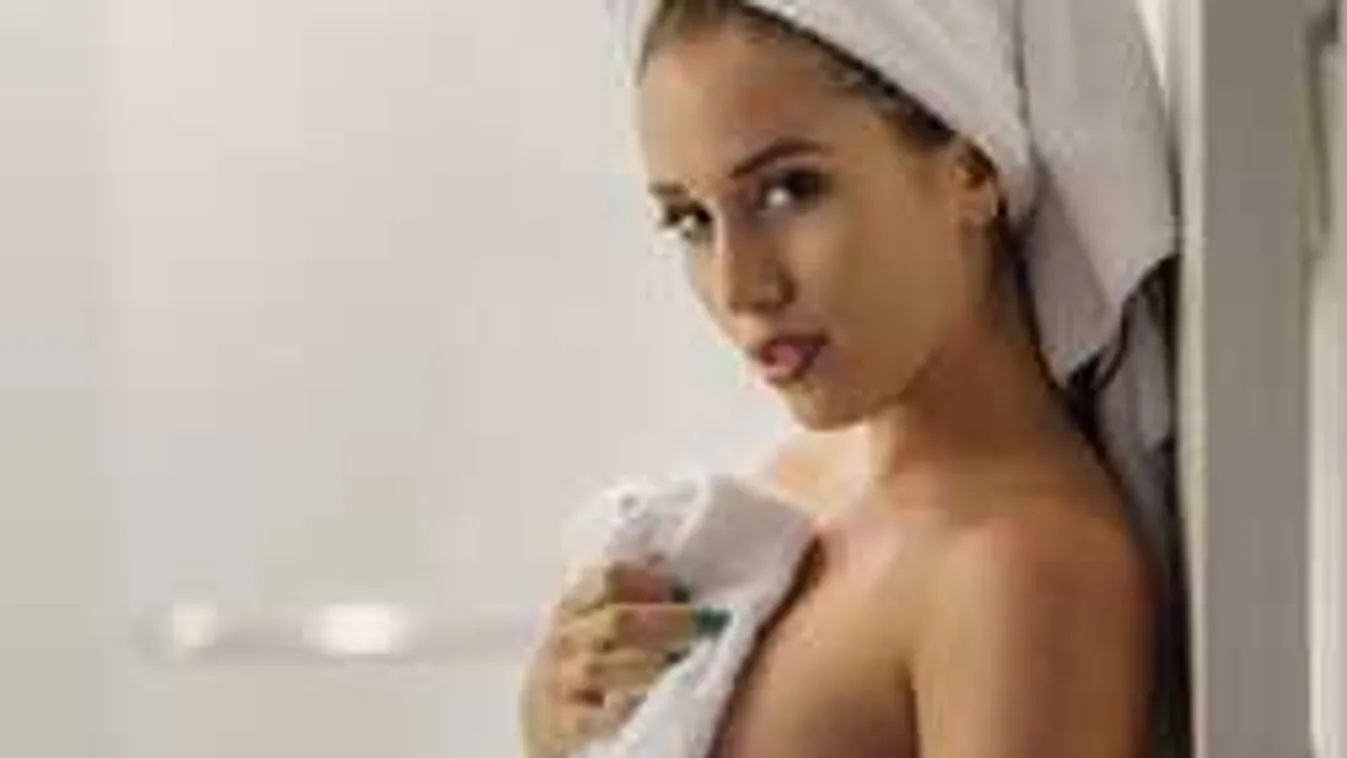 Beakadt az énekesnő bugyija, semmi sem takarja vadító testét