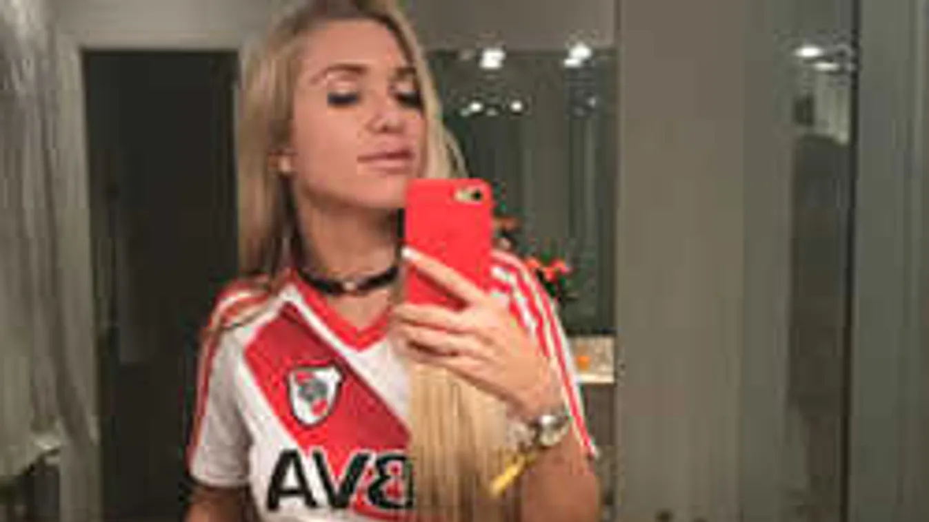 Alig semmiben videózta magát a nagy mellű modell