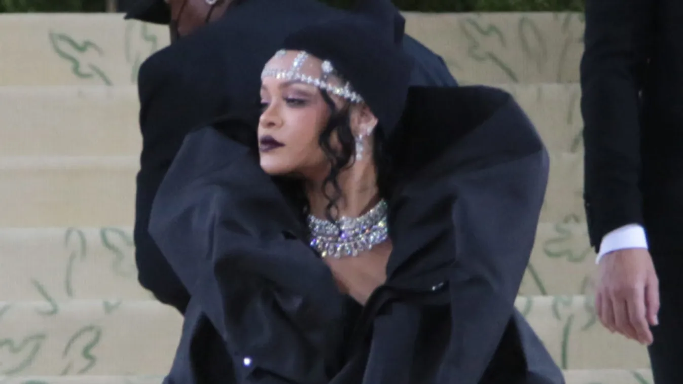 Rihanna szigorú örömlányként készül a Valentin-napra - Fotók