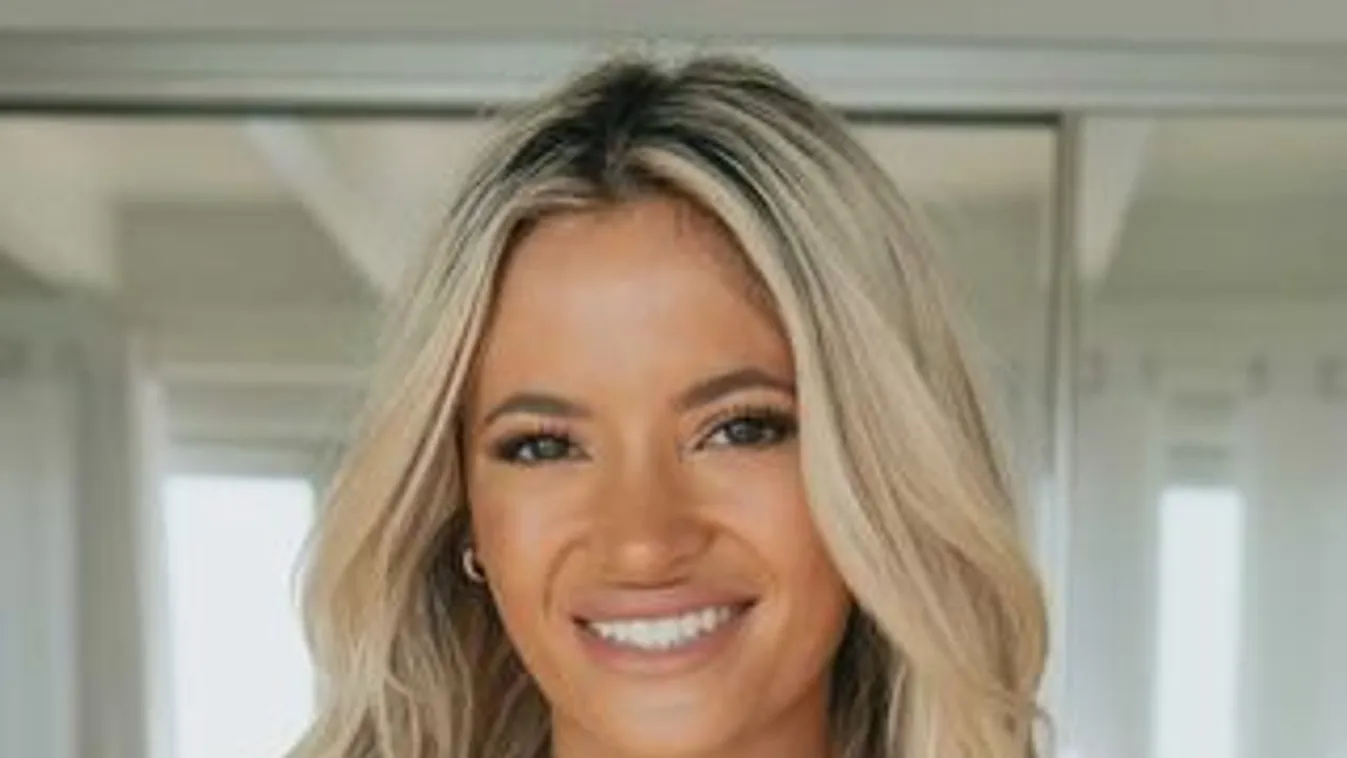 Egy szál bugyiban állt a fa elé a szöszke kebelcsoda