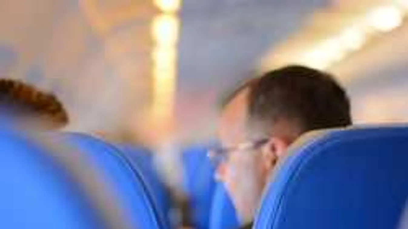 Pánik tört ki a fapados járaton, kirepültek az utasok a székükből