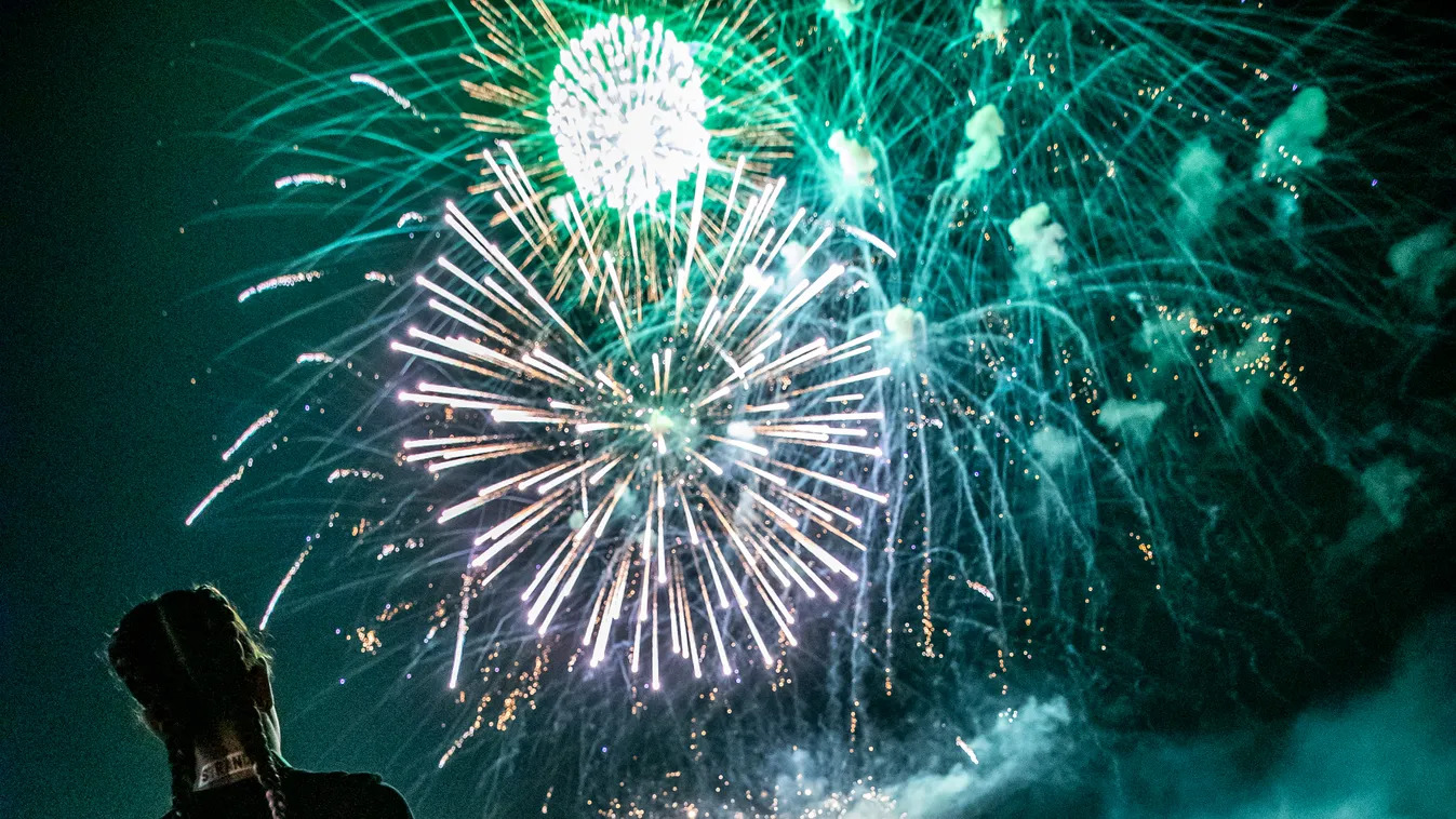 A rakparton ülőhelyeket is árulnak