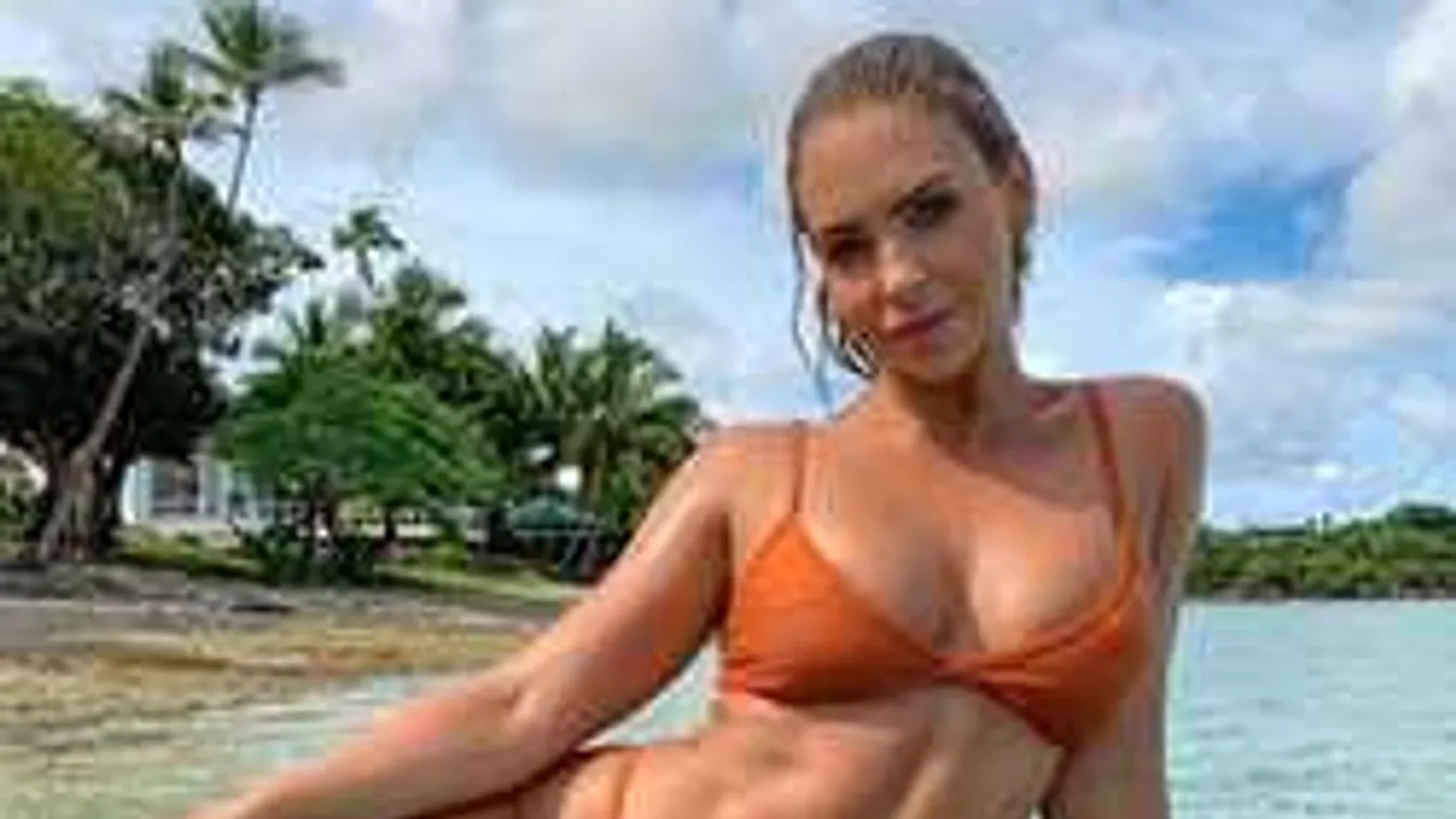 Lekerült a melltartó, a vízparton kéjeleg a gömbölyű keblű sportolónő