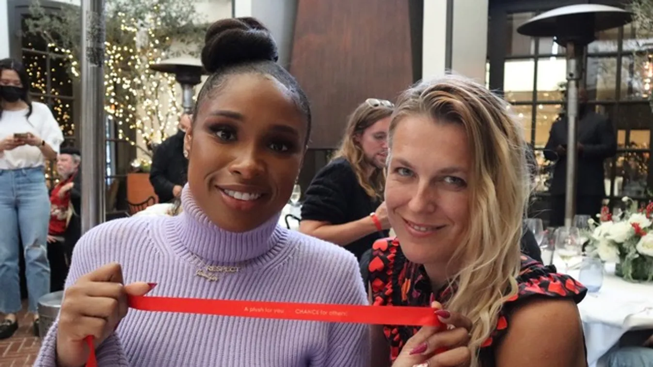 Elképesztő felajánlást tett a világsztár: most te is licitálhatsz