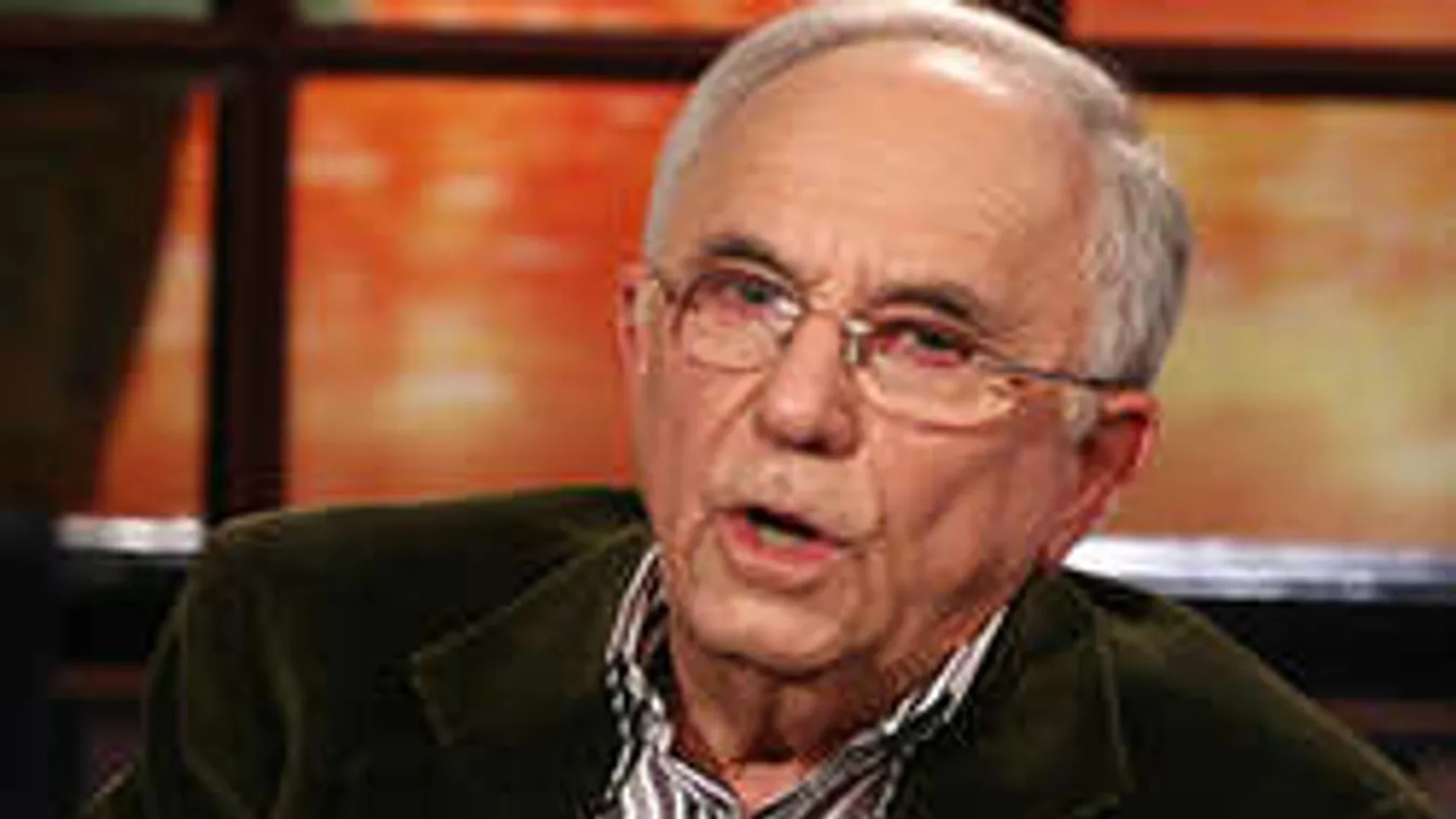 Vitraynak sámlira kellett állnia, hogy felérje interjúalanyát!