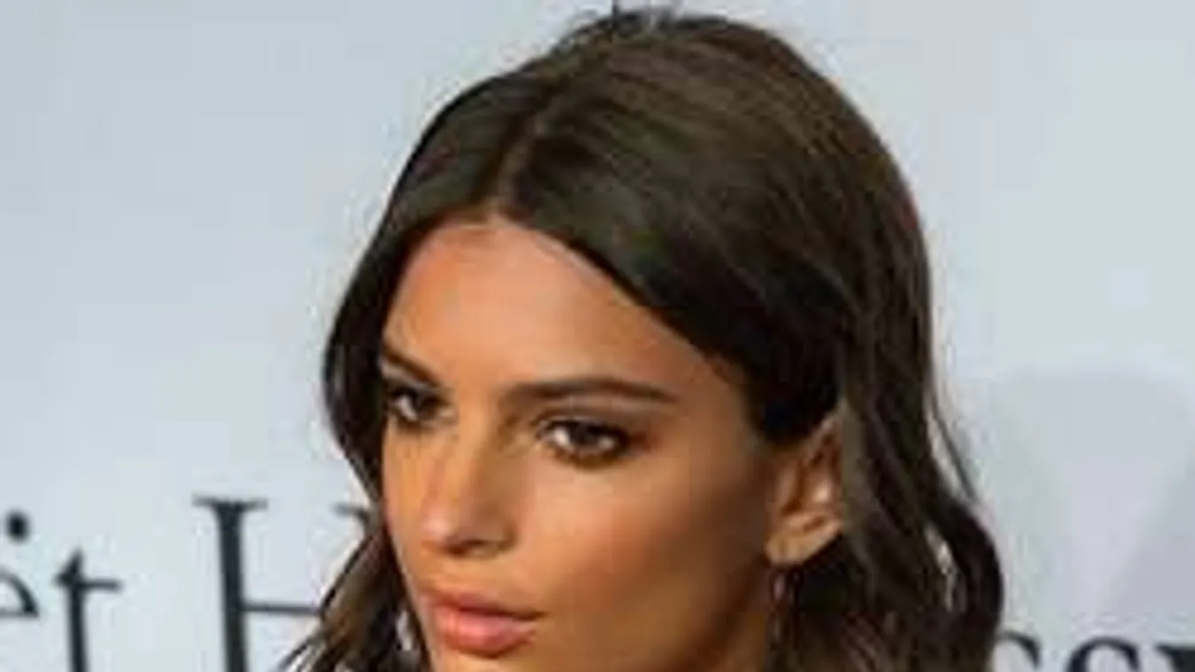 Tengerparton buggyantak ki a fiatal modell hatalmas mellei!