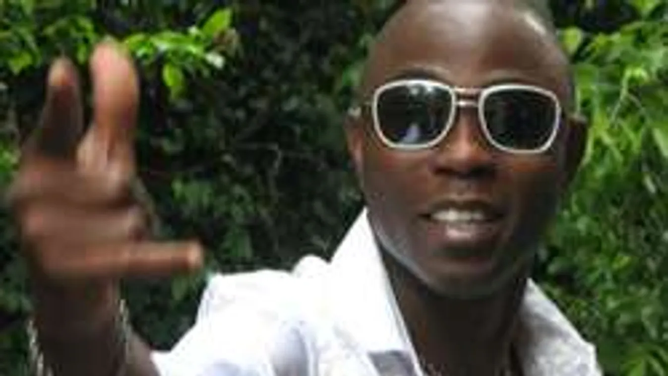 Sínbohócként tér vissza Fekete Pákó