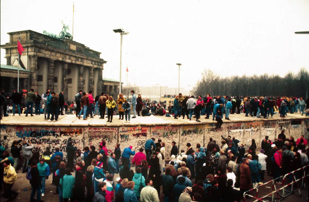 A Brandenburgi kapunál 1989. november 10-én emberek százai mászták meg a berlini falat. Az emlékművet elkerítő falszakaszt végül 1989. december 22-én nyitották meg.