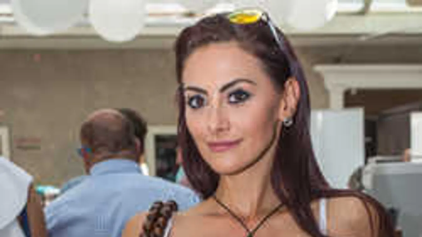 Egy szál tangában mutatta meg magát a magyar sztár felesége