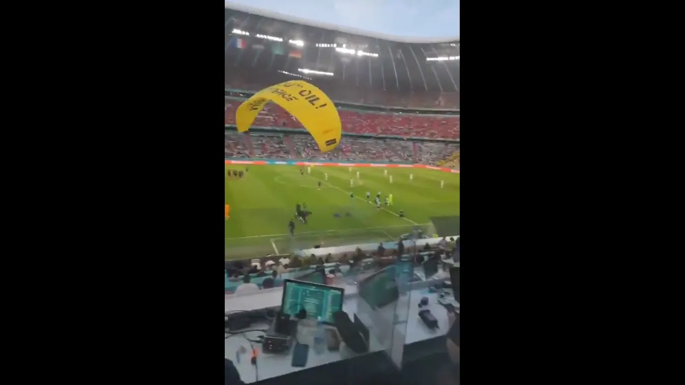 Döbbenetes: mérkőzés közben zuhant le egy ejtőernyős az Allianz Arénába – Videó