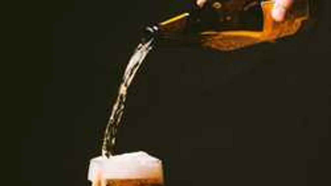 Riasztották a mentőt: sokkoló dolgot talált italában ez a nő