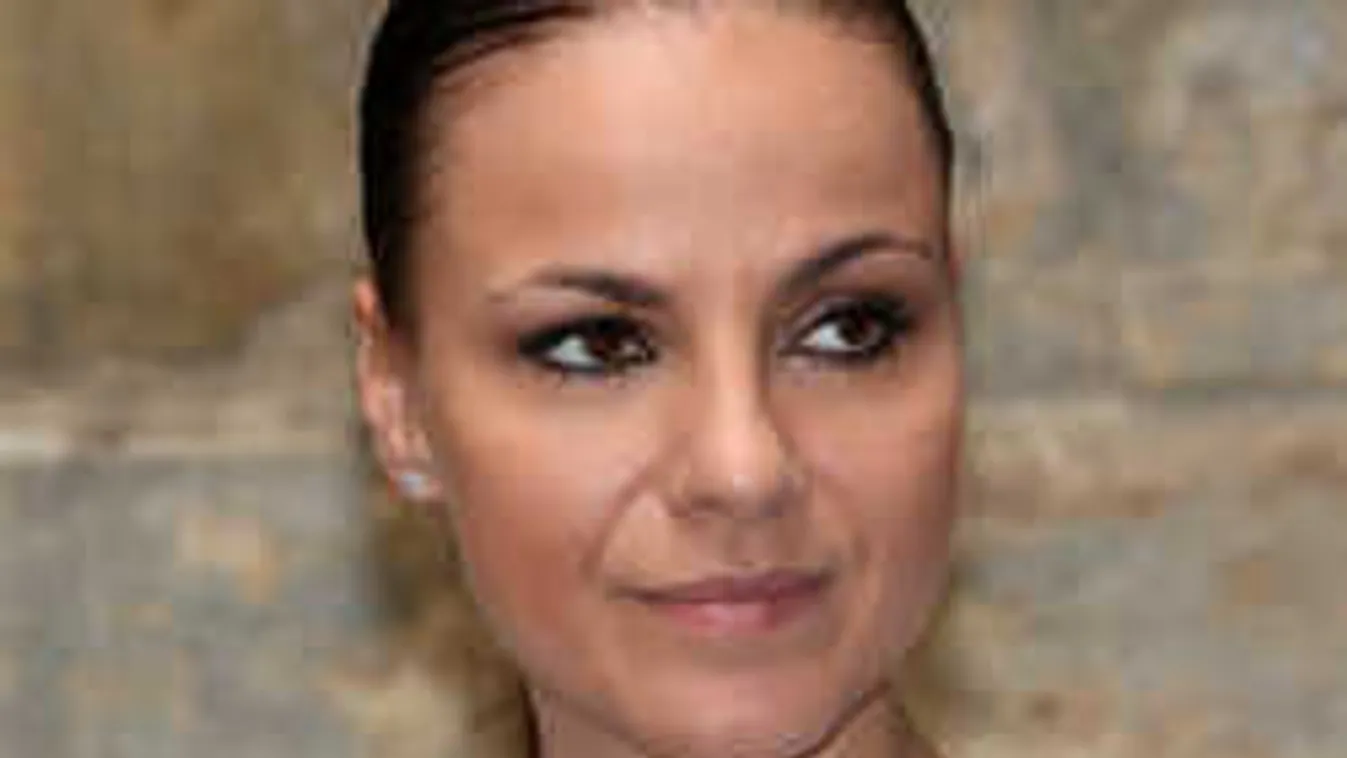 Lebukott az énekesnő: kiderült, ki segíti a munkájában