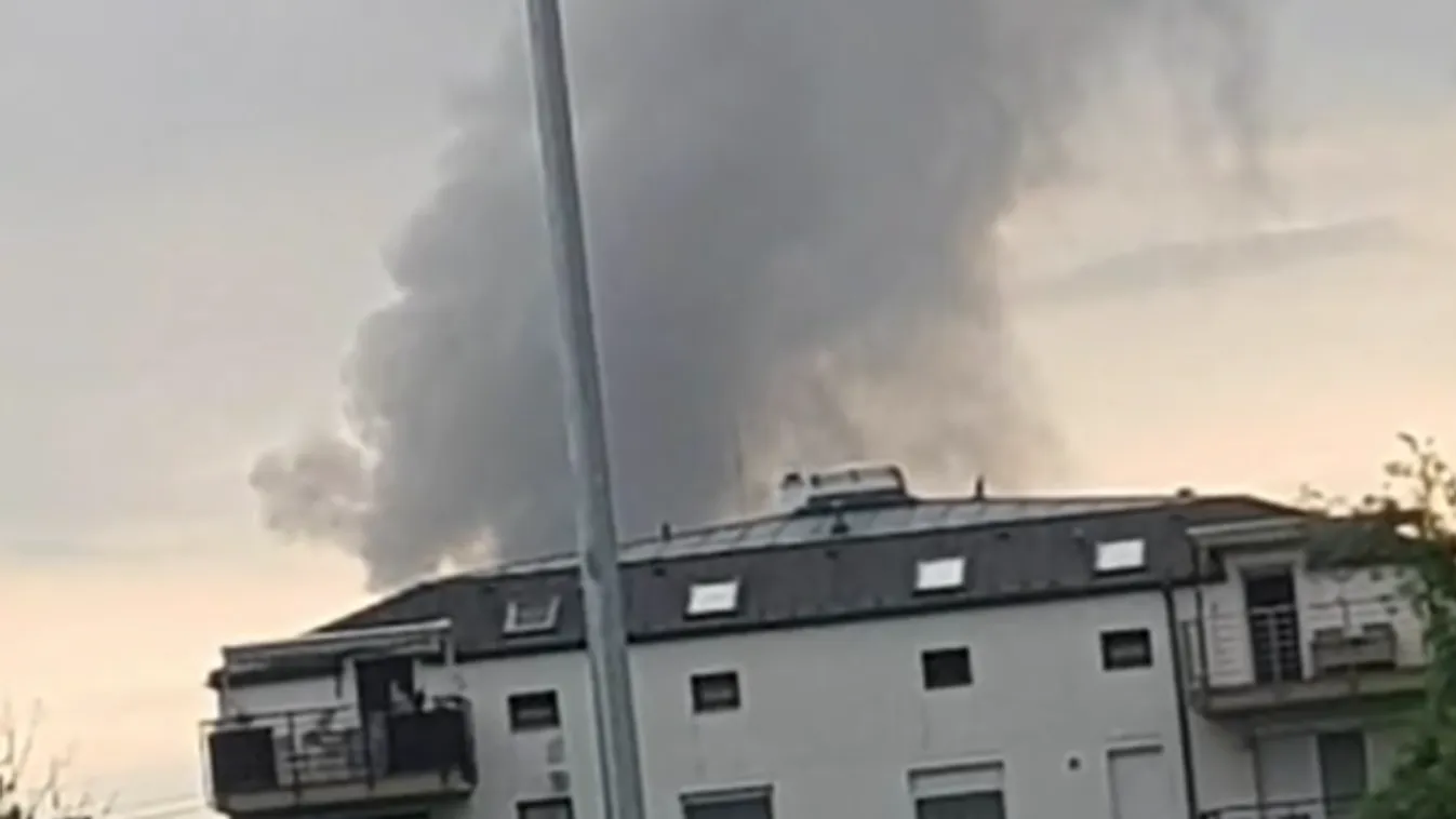 Összeégve zuhant ki egy fiatal a lángoló tatai házból – videó