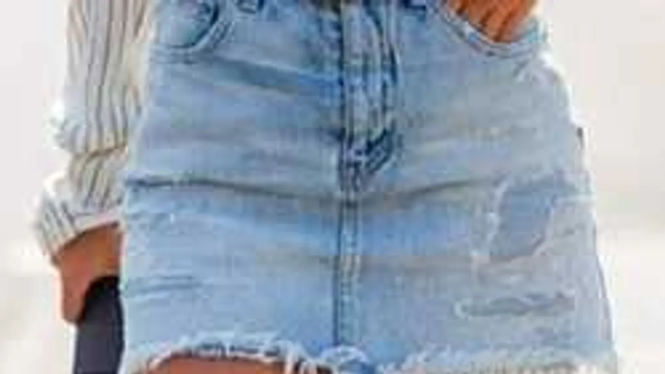 A forgalmas üzletben csúszott fel a miniszoknya a tetovált lány popsijáról