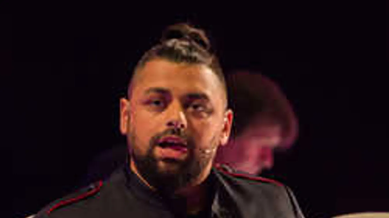 Ez komoly? Ezért nem alszik együtt feleségével a magyar sztárénekes