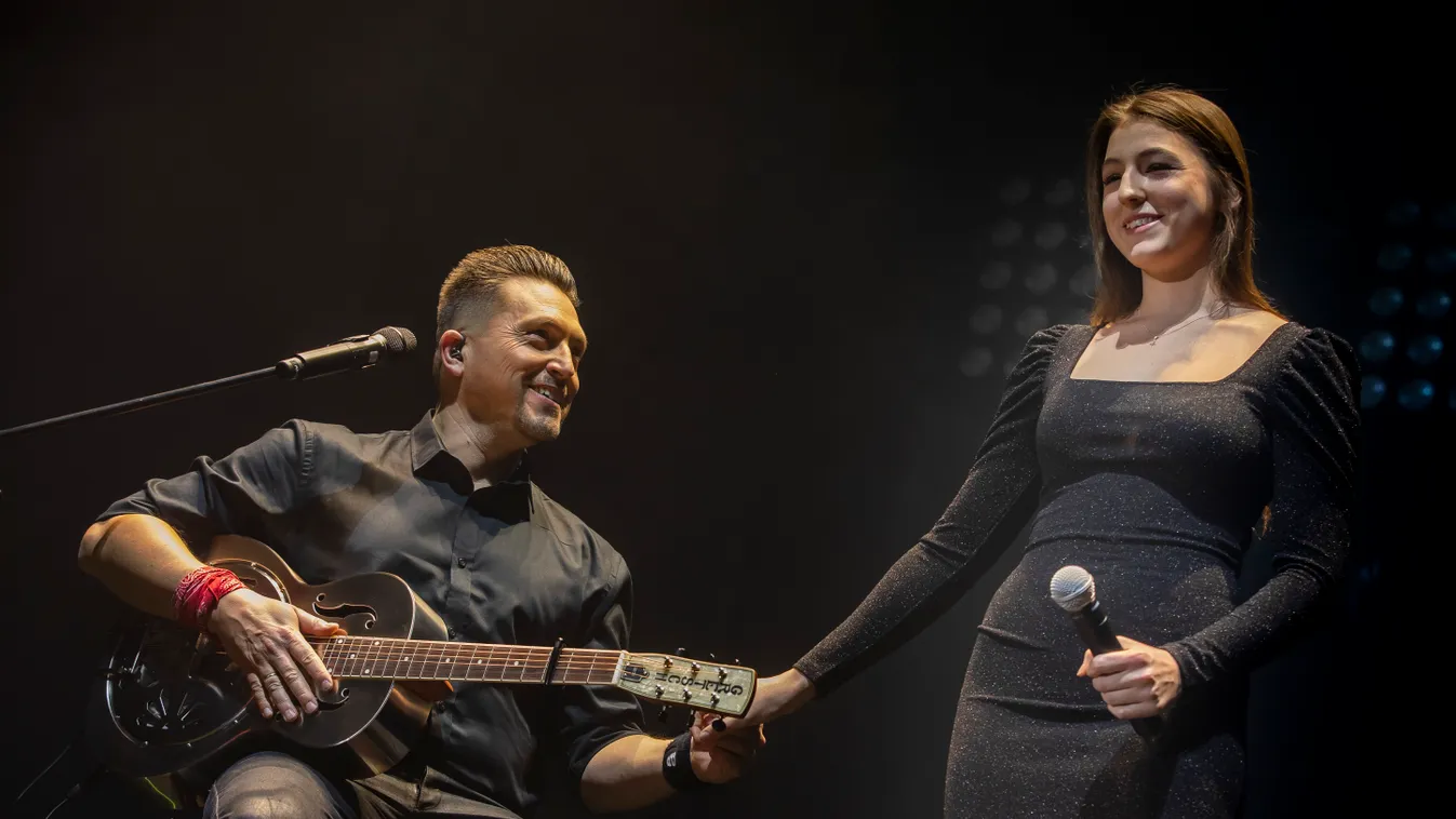 Hatalmas siker, a 17 éves lányával állt színpadra Ákos