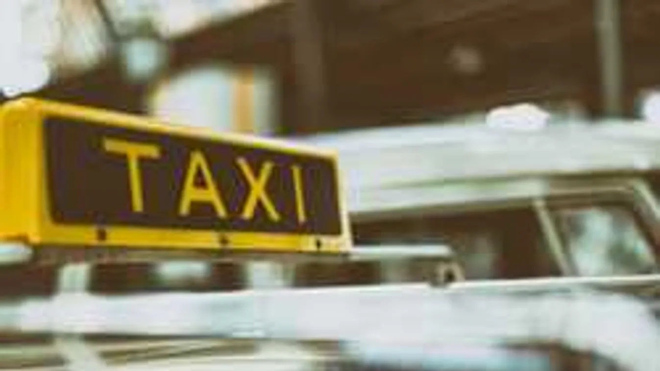 Drámai percek egy taxiban, undorítóan viselkedett a sofőr