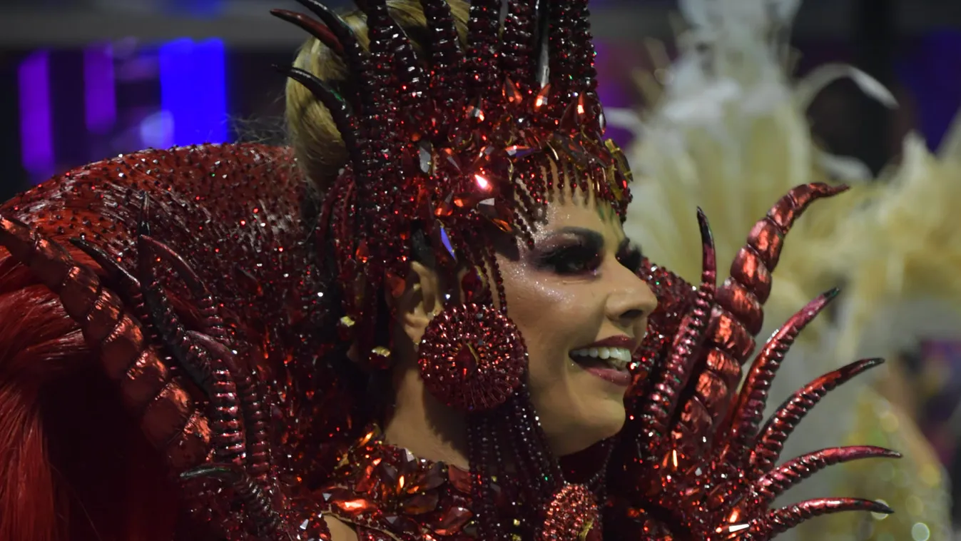 Csak egy kis flitter takarja a táncosok testét: kezdetét vette a karnevál +képgaléria