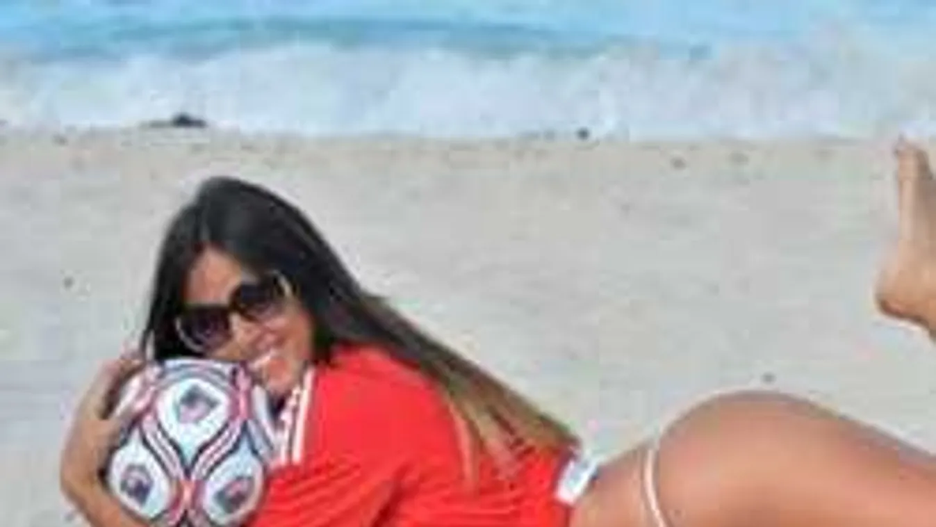 Kibuggyantak a szurkolólány óriási mellei a fürdőruhából