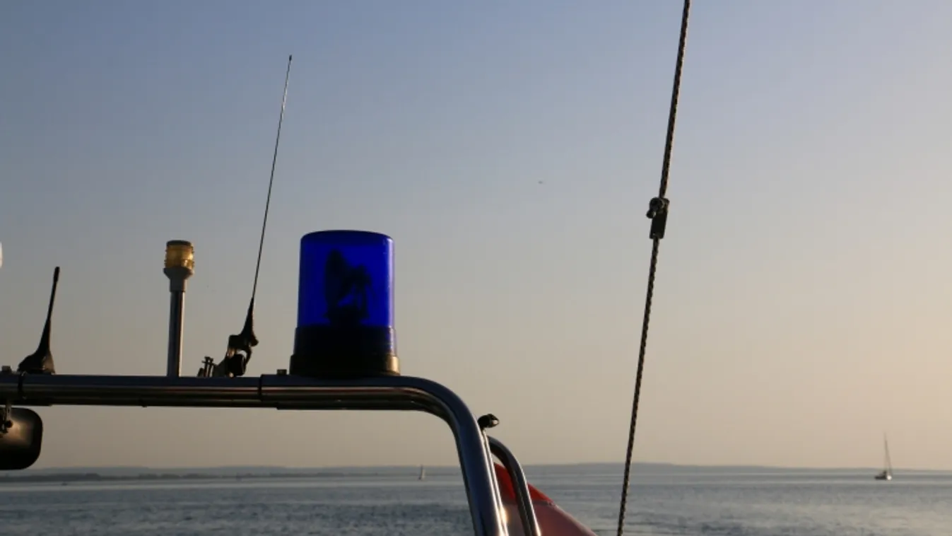 Baj történt a Balatonon, riasztották a vízirendőröket