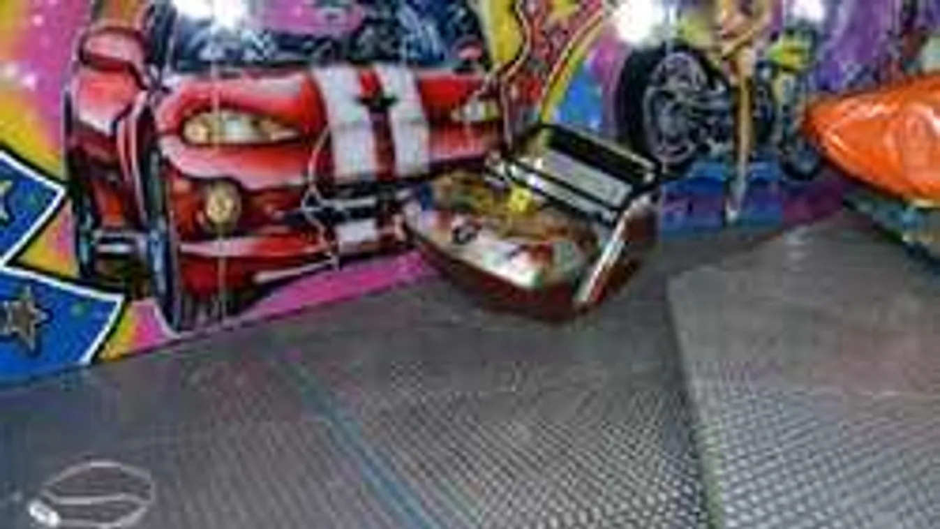 Leszakadt egy körhinta a baji búcsúban, súlyosan megsérült egy 16 éves lány