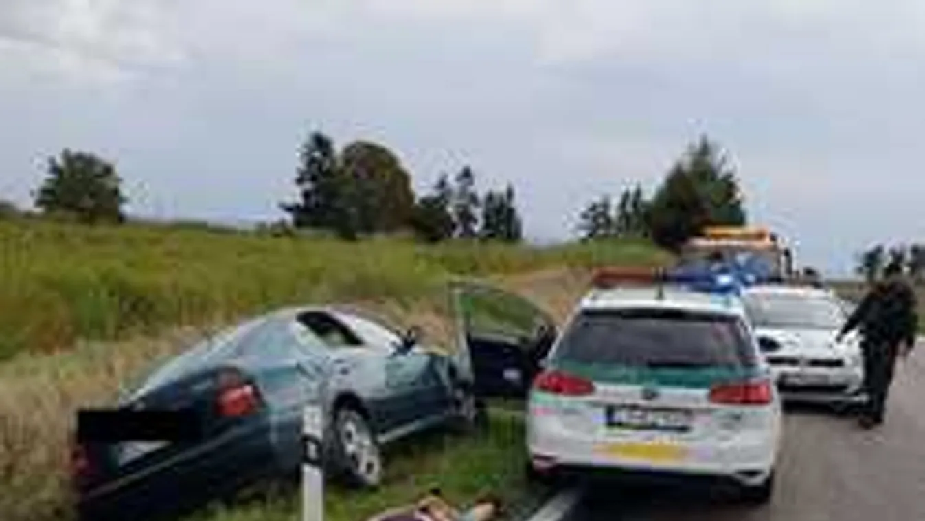 Autós üldözés a főúton, kisgyerekével menekült a bűnöző