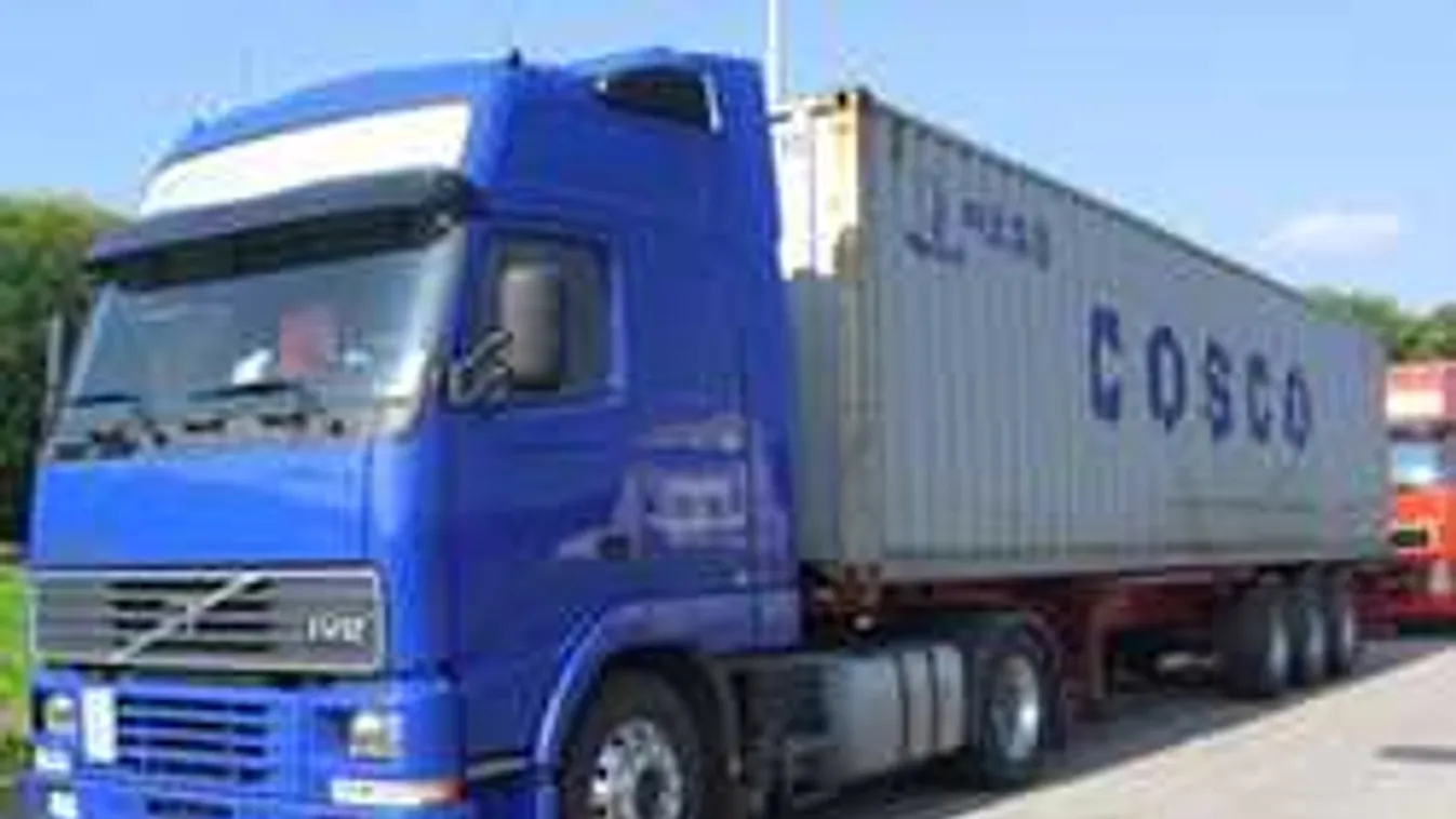 Rekordfogás a magyar határon, darabokra szedtek egy csempészkamiont