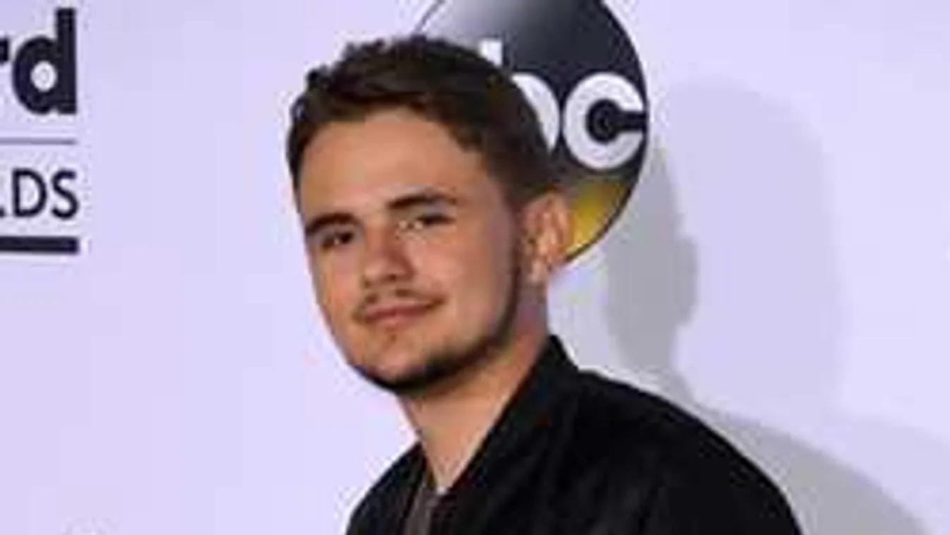 Mentő vitte el a helyszínről, motorbalesetet szenvedett a popsztár fia