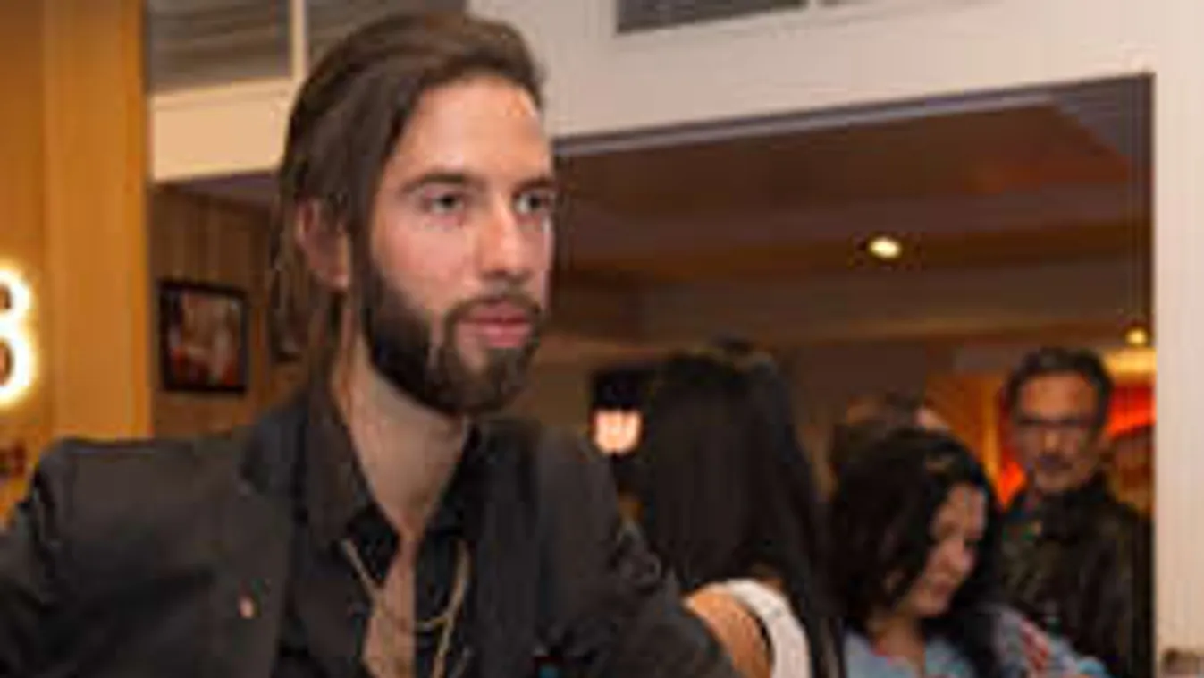 Elképesztő: pénzért készít videót a rajongóinak Varga Viktor!