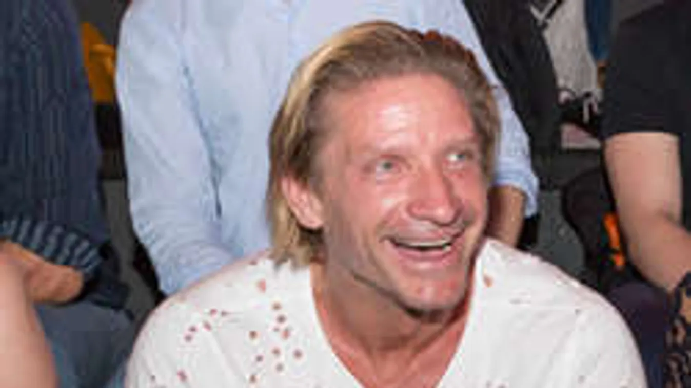 Első felesége fürdeti a válófélben levő magyar sztárt