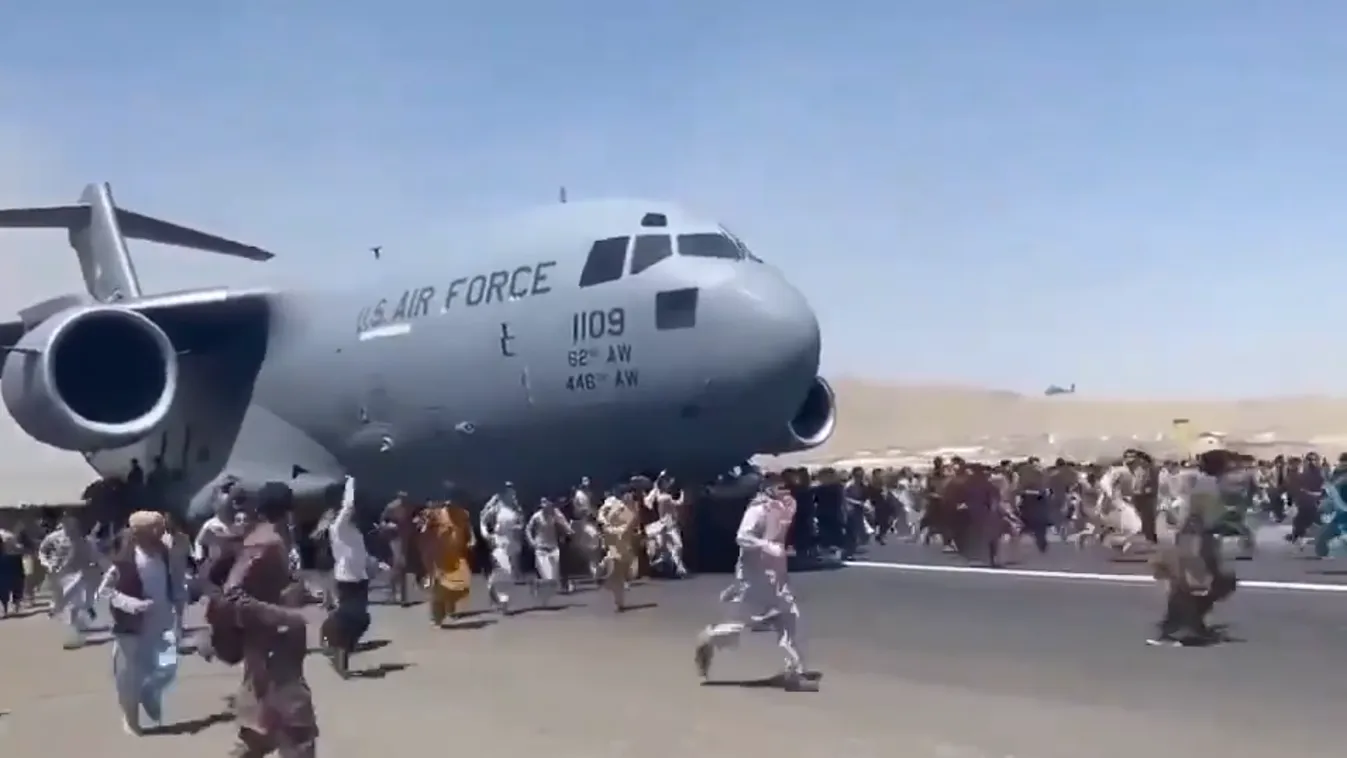 Hullanak lefele az emberek az emelkedő repülőkről, tömegbe lőttek az amerikaiak: Pokol a kabuli reptéren