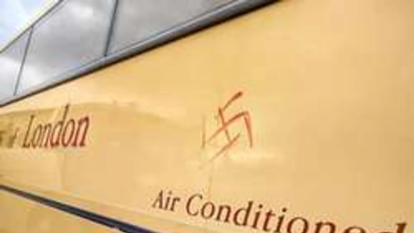 Vérrel mázolták a horogkeresztet a buszra a tüntetők