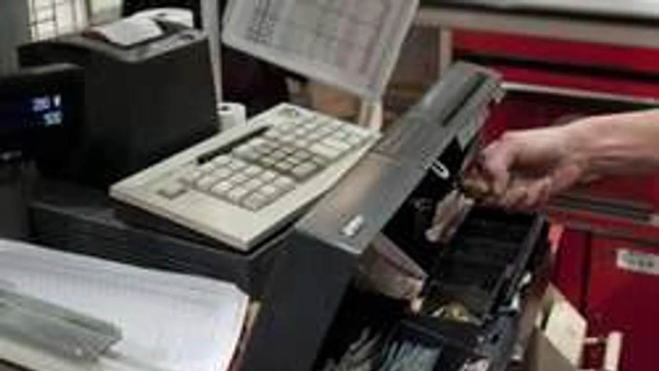 Pénztárosnak állt, hogy lopni tudjon a család!