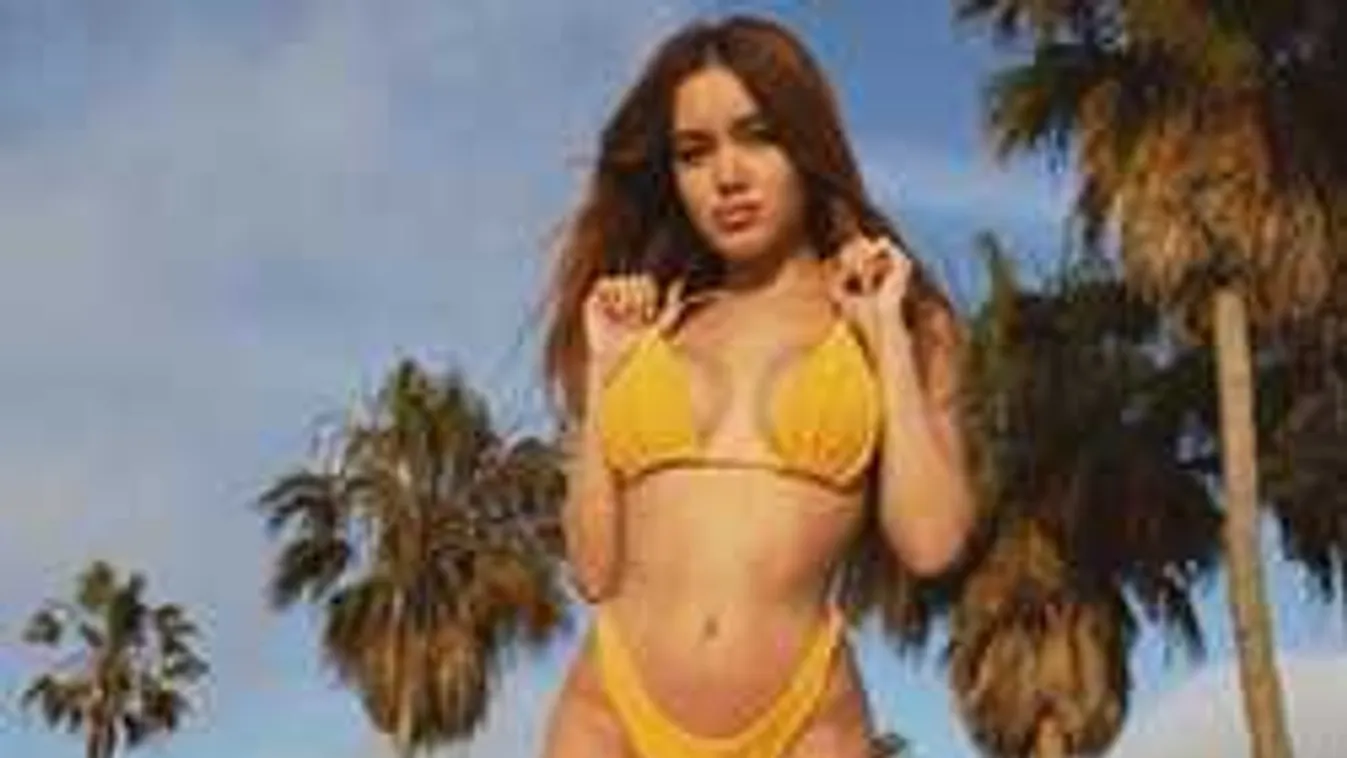 Valaki lefotózta a háza előtt pucérkodó hatalmas mellű lányt!