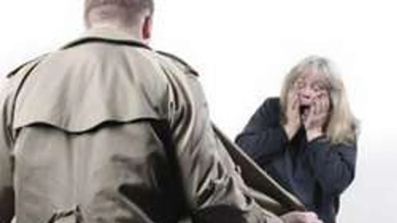 Egyenruhásokhoz rohant segítségért a pétfürdői szatír anyja