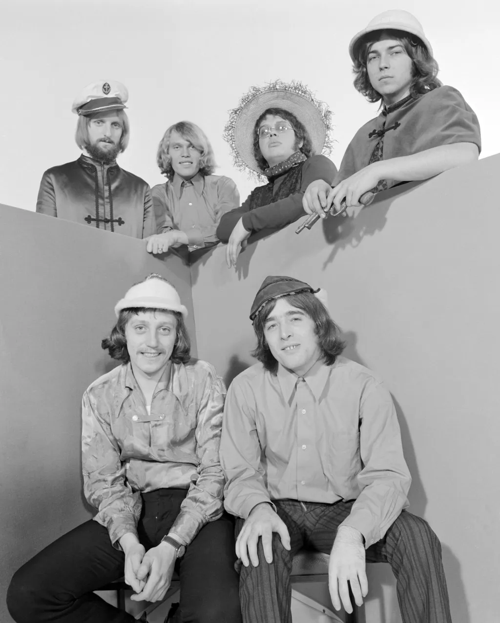 Budapest, 1968. december 7. A stúdióban az Omega együttes tagjai. Hátul: Benkõ László (b), Kóbor János (b2), Presser Gábor (j2), Laux József (j). Elöl: Mihály Tamás (b) és Molnár György (j). MTI Fotó: Bara István