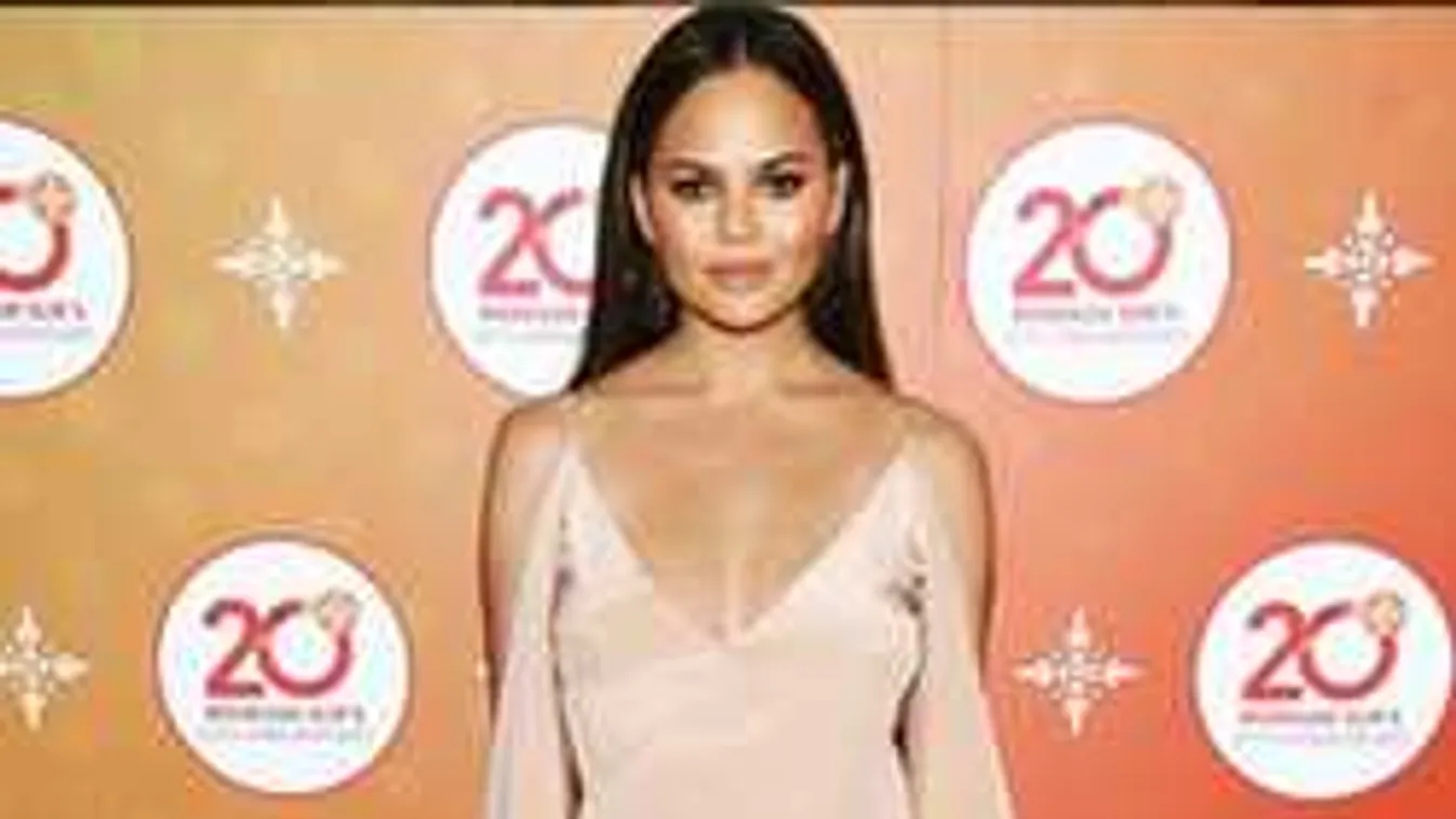 Se bugyi, se melltartó: a sztáranyuka meztelen fotót posztolt magáról