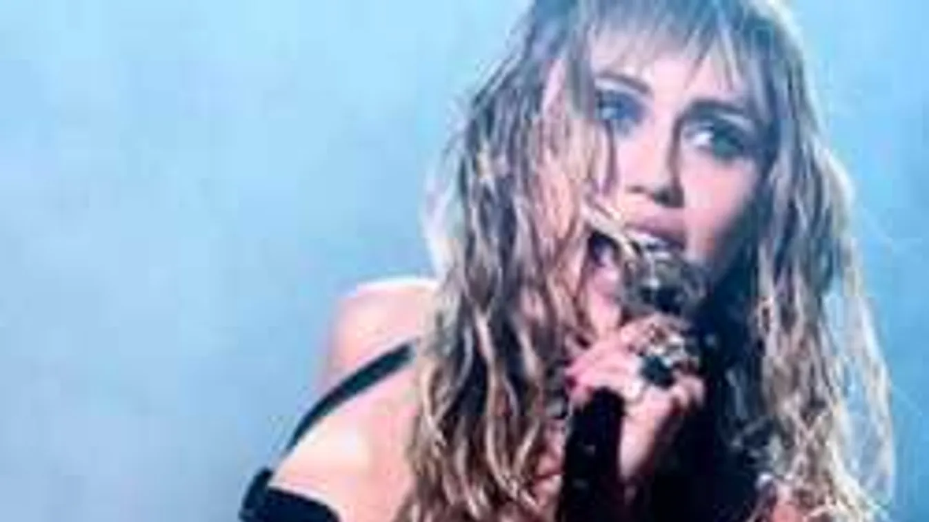 Feldobta a reptéri munkások napját Miley kivillanó cickója