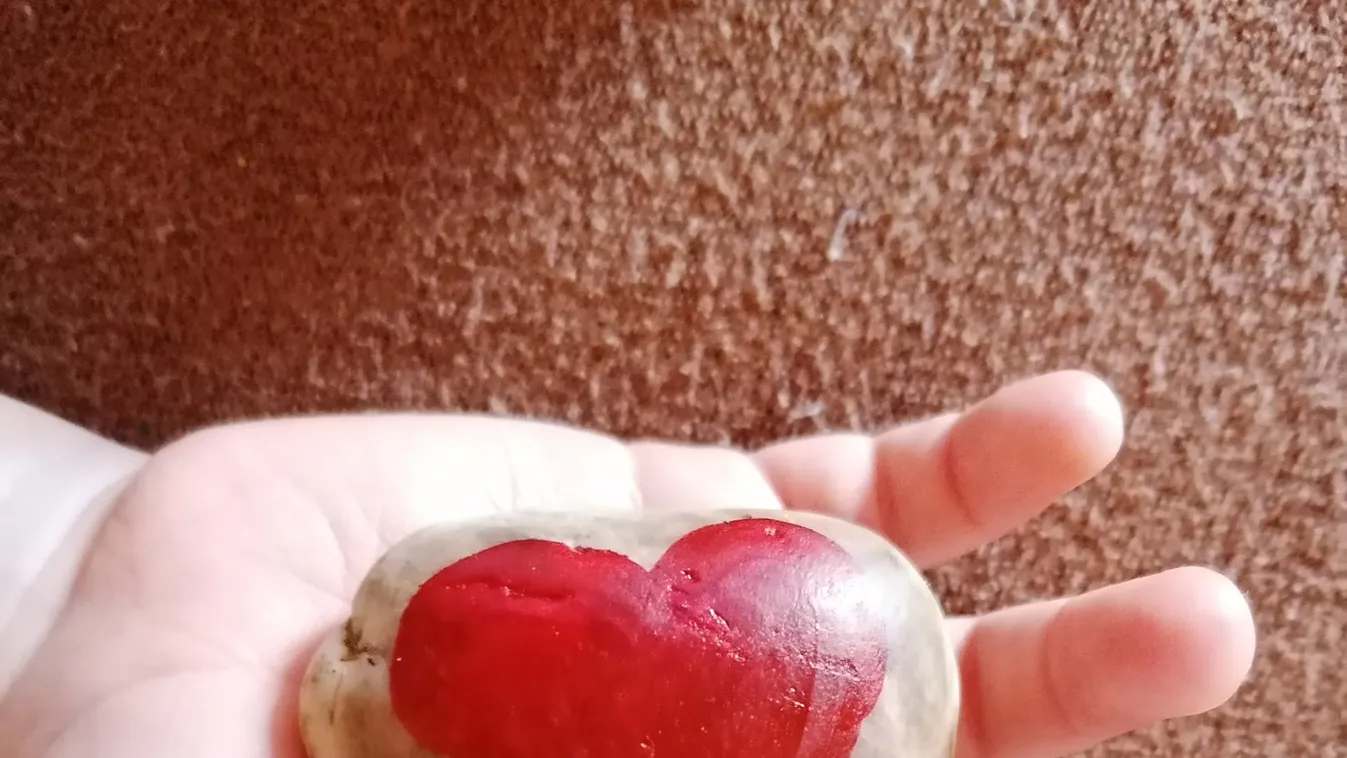 Rejtélyes, kövekre festett szívekkel kedveskednek Gödöllőn