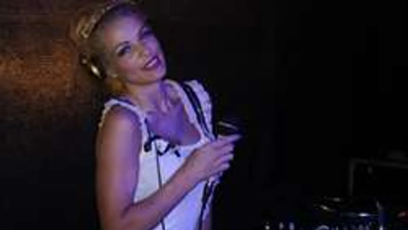 Szívesen lennél a szexbomba DJ sofőrje? - Fotó