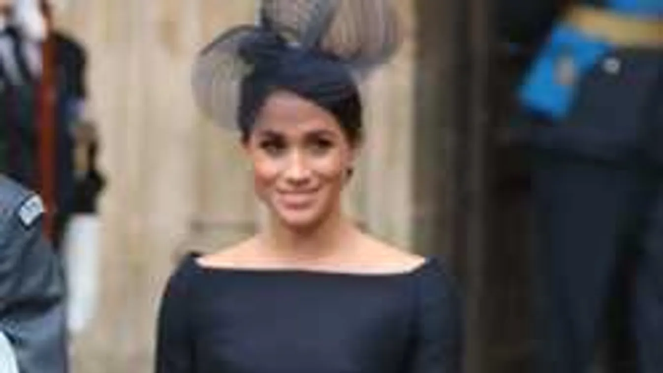 Meghan fekete miniben hódít, mint a végzet asszonya