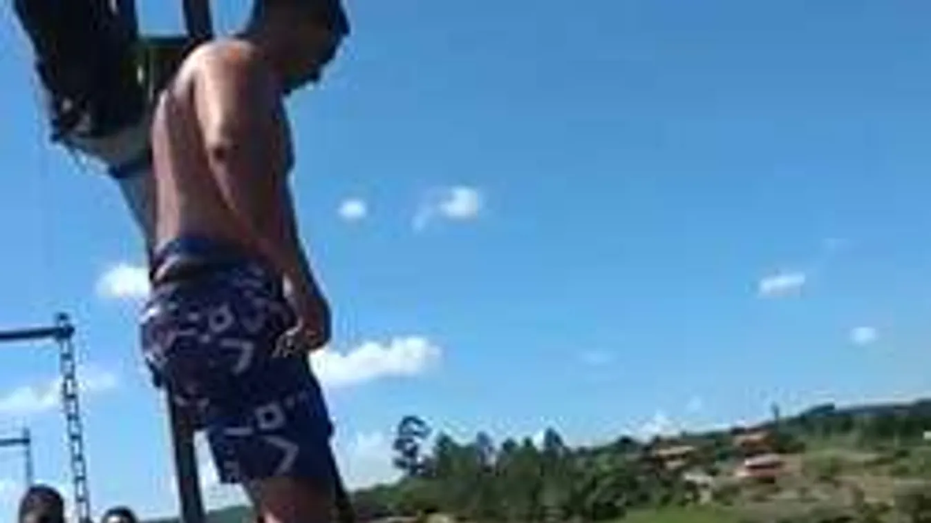 Fejjel fúródott a földbe a kötélugró - Videó