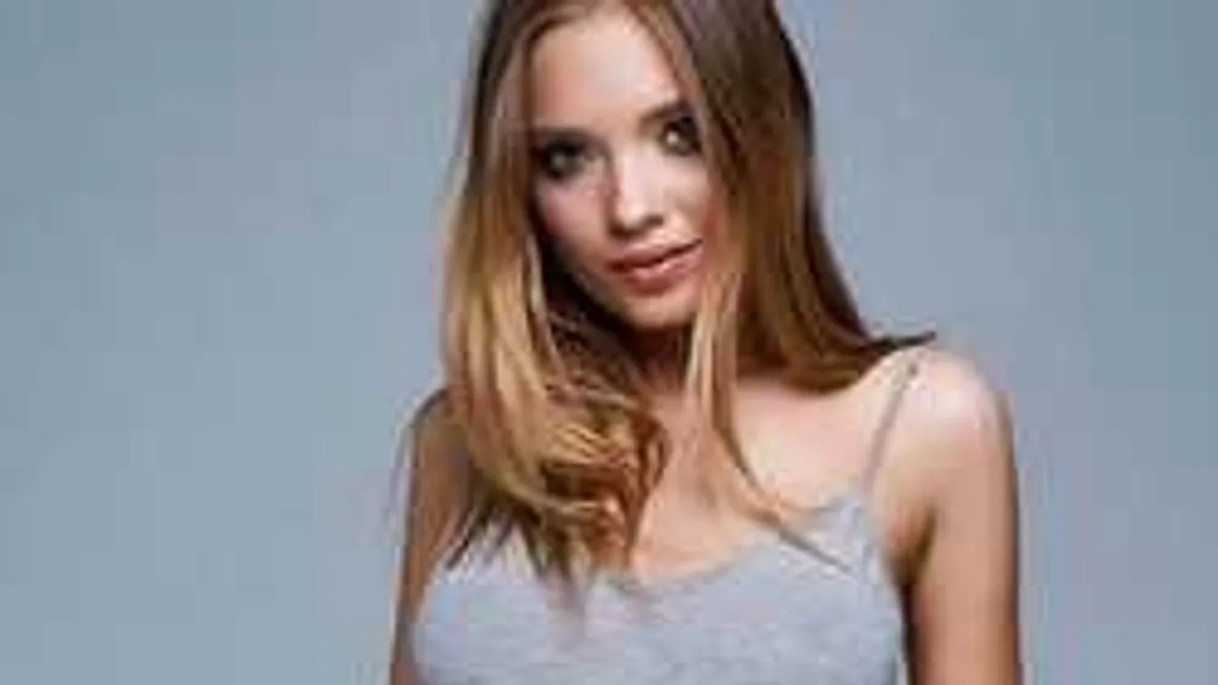 A kabátja alól villant ki a hatalmas melle a fiatal lánynak!