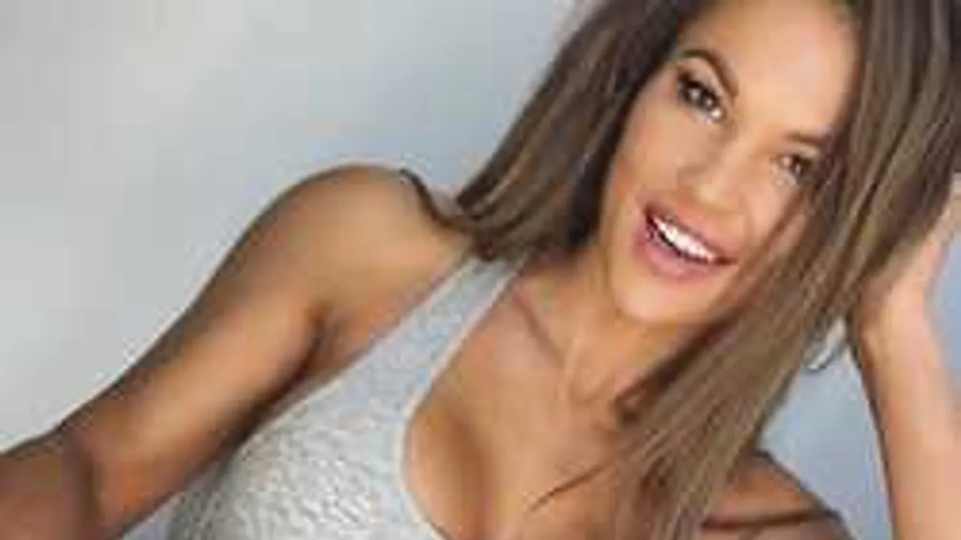 Bevállalta, ágaskodó mellbimbókkal fotózták le a bombatestű modellt