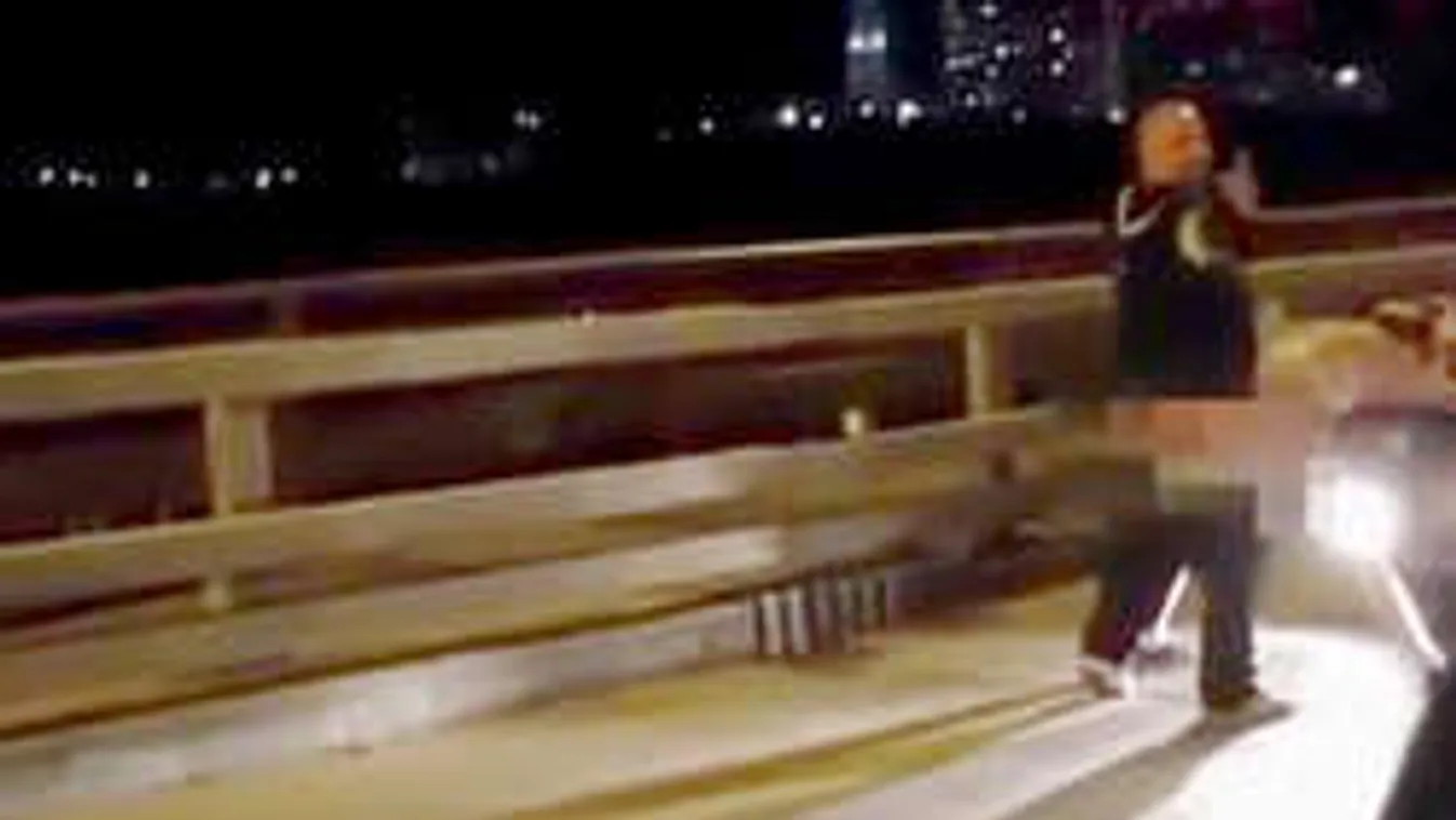 Ilyen nincs: Gátlástalanul szexeltek az autóktól nyüzsgő úton - Videó