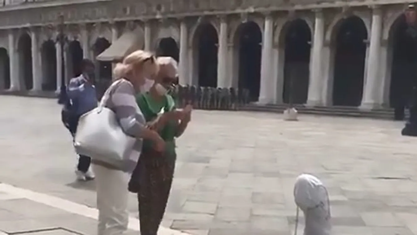 Bizarr látvány: Óriási maszkos pénisz tűnt fel Velencében