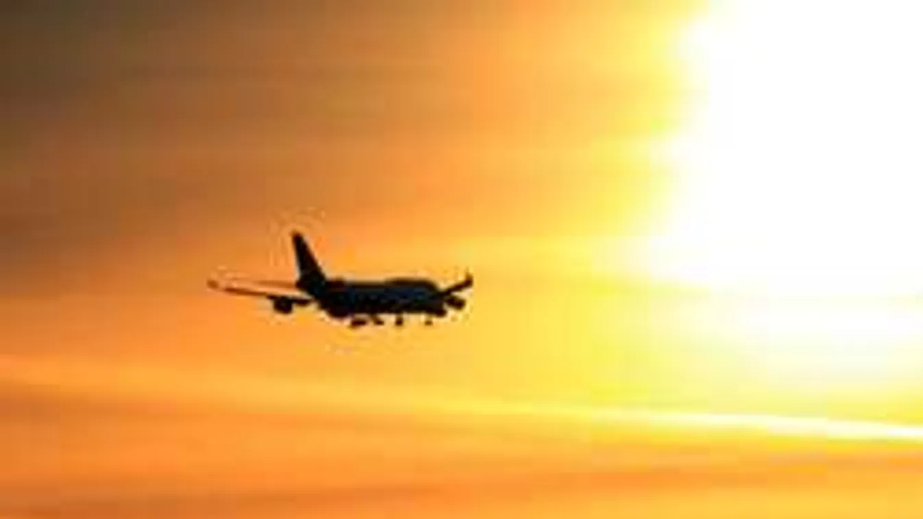 Szétesett az utasszállító a levegőben, autókat zúztak össze a lezuhanó darabjai