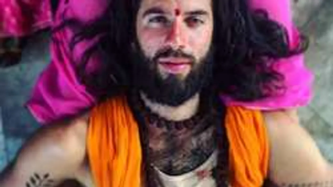 Pucéran énekli új dalát a botrányhős magyar énekes