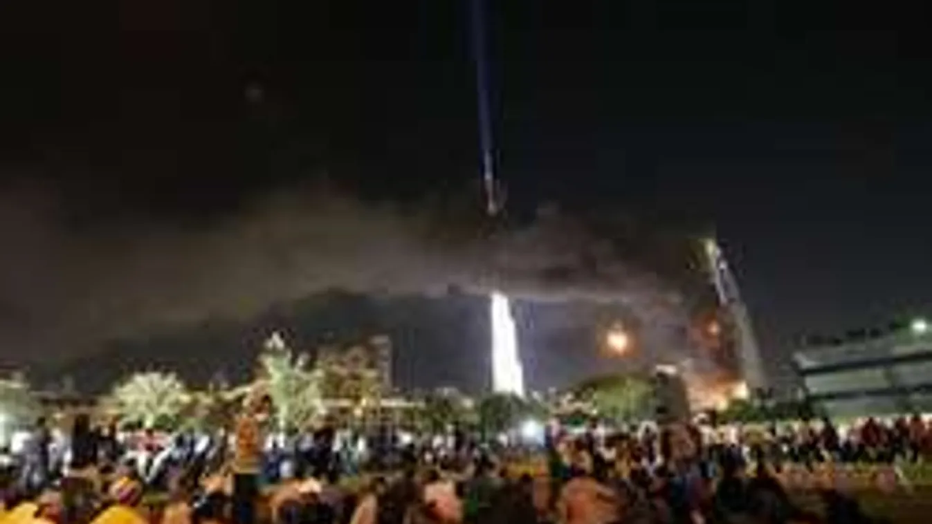 Az év legbizarrabb szelfijét készítette a vigyorgó pár