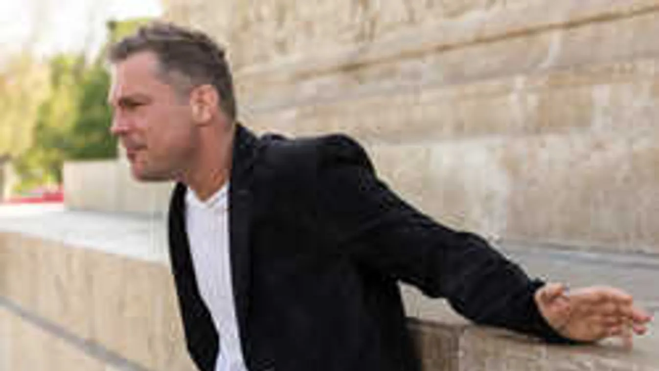 Hujber Feri szexbárkát nyitott és elküldte a fenébe családos rajongóit